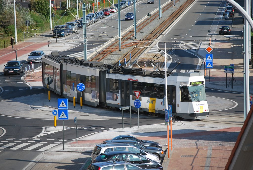  Kusttram  fhrt durch Nieuwpoort-Bad in Richtung De Panne (25. August 2009).