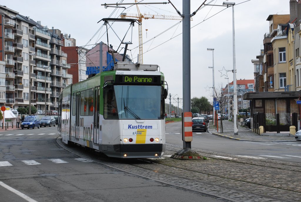 Kusttram Knokke - De Panne f�hrt durch Blankenberge (2. November 2008)