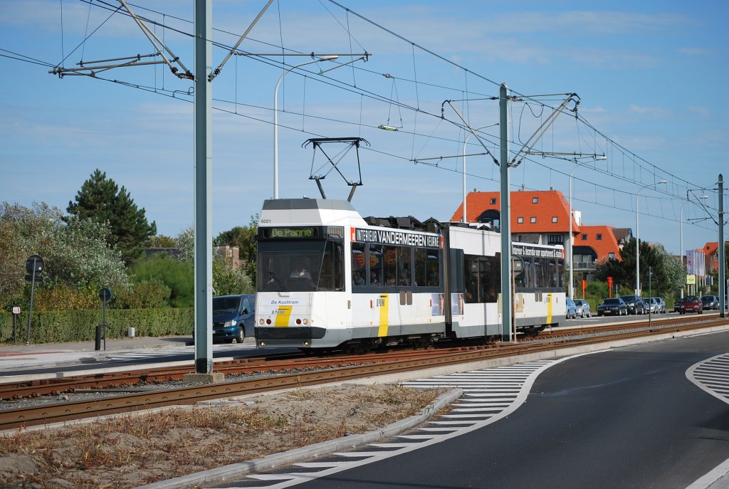  Kusttram  Knokke - De Panne f�hrt durch Nieuwpoort-Bad (26. August 2009)