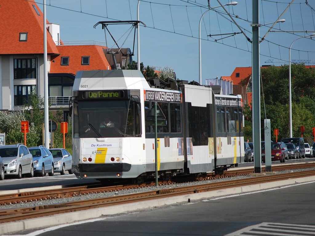  Kusttram  Knokke - De Panne f�hrt durch Nieuwpoort-Bad (26. August 2009)