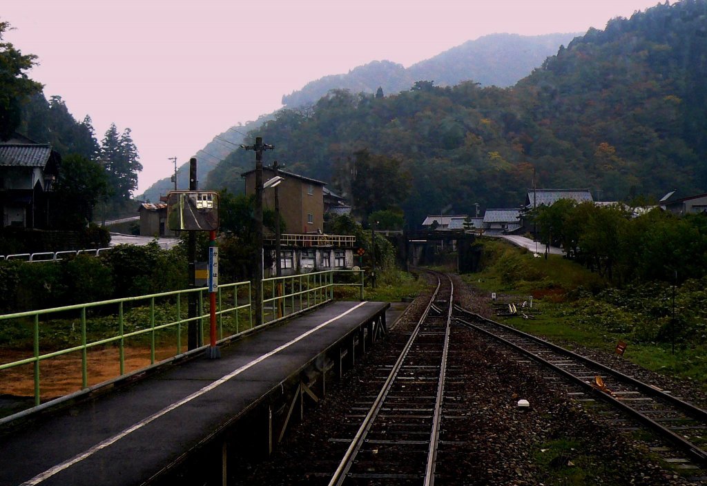Kuzuryû-Linie: In düsterer Atmosphäre nach heftigen Regengüssen hält Wagen KIHA 120-202 im einsamen Kadohara (im Spiegel sichtbar); kreuzen können sich hier keine Züge mehr. 3.November 2008. 