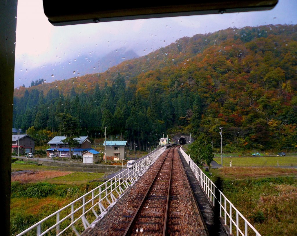Kuzuryû-Linie: Nach einem heftigen Regensturm kommt Wagen KIHA 120-202 aus einem der langen Tunnel heraus nach Echizen Shimoyama, 3.November 2008. 