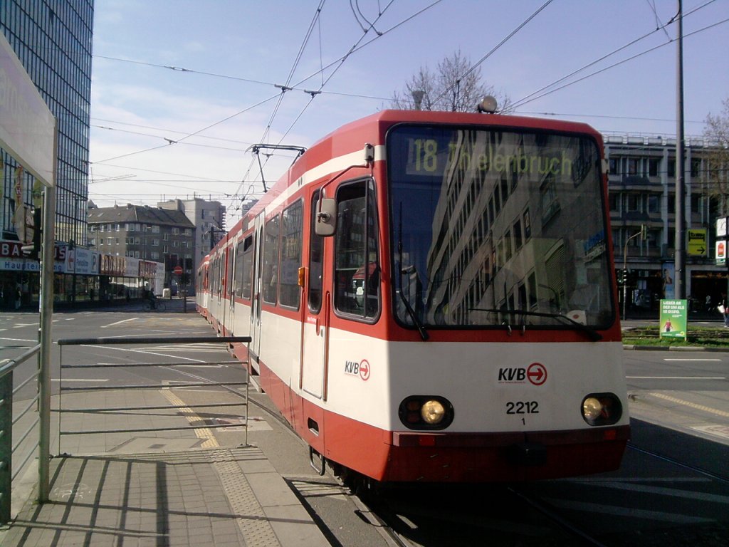 KVB B-Wagen 2212 als Linie 18 nach Thielenbruch.
Haltestelle Barbarossaplatz
