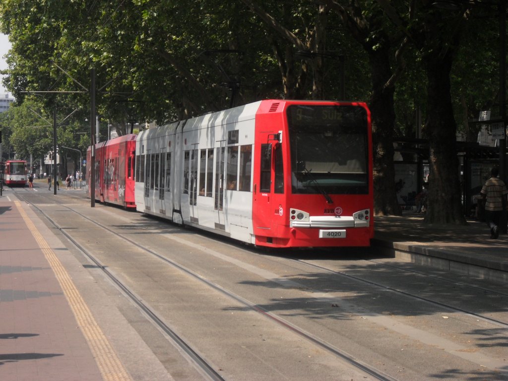 KVB-Triebwagen 4020 stand am 3.7.10 im Bahnhof Neumarkt.