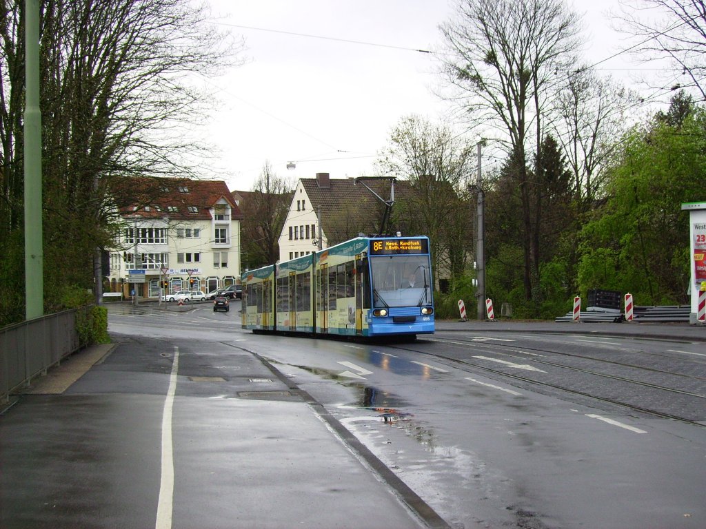 KVG-Tw 465 ist am 21.04.2012 als Linie 8E auf dem Weg zum Hessichschen Rundfunk als er die Steigung an der Berliner Brcke in Kassel erklimmt.