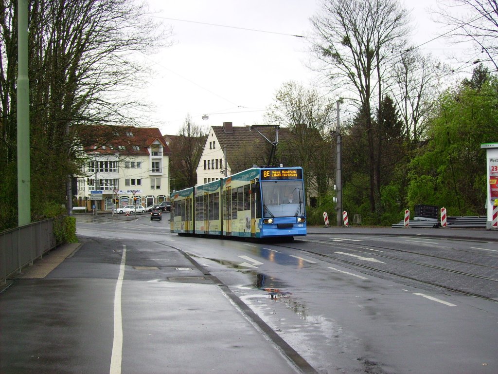 KVG-Tw 465 ist am 21.04.2012 als Linie 8E auf dem Weg zum Hessichschen Rundfunk als er die Steigung an der Berliner Brcke in Kassel erklimmt.