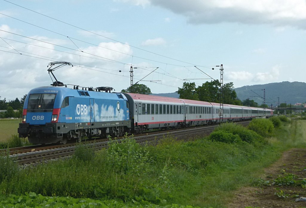 Kyoto Taurus 1016 023 ist mit dem EC 1113 Frankfurt (Main) - Klagenfurt am 22.06.2012 bei Ltzelsachsen