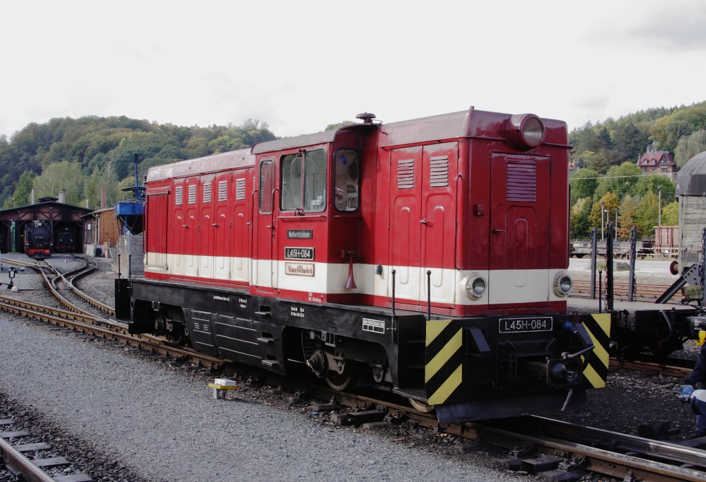 L 45H fhrt am 07.10. 2011 ins Bw. Freital-Hainsberg um Ausstellungslok 99 1790 abzuholen.