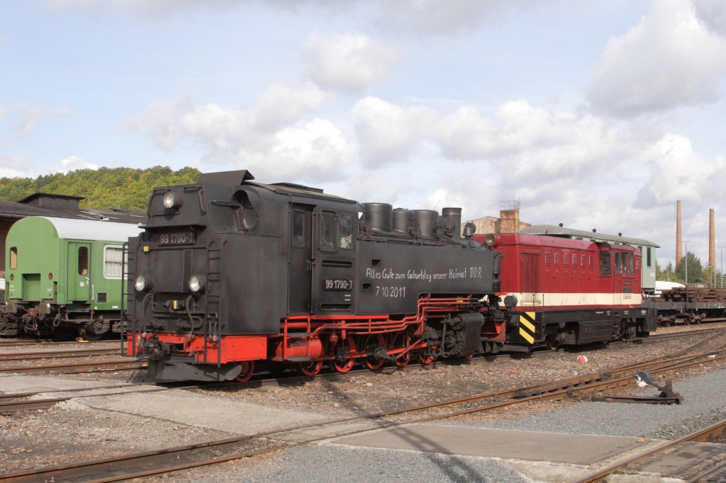 L 45H rangiert Ausstellungslok 99 1790 am 07.10.2011 auf ihren Stammplatz im Bf. Freital-Hainsberg. Man beachte den Kreide-Schriftzug am Wasserkasten der Dampflok, den sie soeben wohl im Bw. erhalten hat! Ein Schelm, der denkt....!!