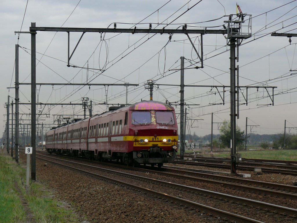 L-Zug 2785 Roosendaal (NL) - Antwerpen Centraal mit Triebzug 811 (AM75)trifft in einigen Metern am Haltpunkt Antwerpen-Noorderdokken ein. Aufgenommen am 07/04/2010.