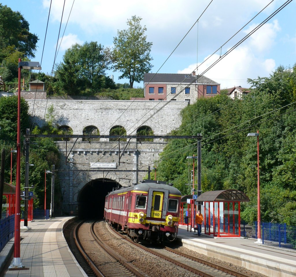 L-Zug 5262 Lige-Palais - Verviers-Central mit Triebwagen 180 (AM 62) an der Haltestelle Fraipont im Wesertal. Der Tunnel eingangs der Haltestelle wurde 1841 erbaut. Eine Tafel ber dem Tunnelportal erinnert an dieses Datum. Aufgenommen am 18/09/2010.