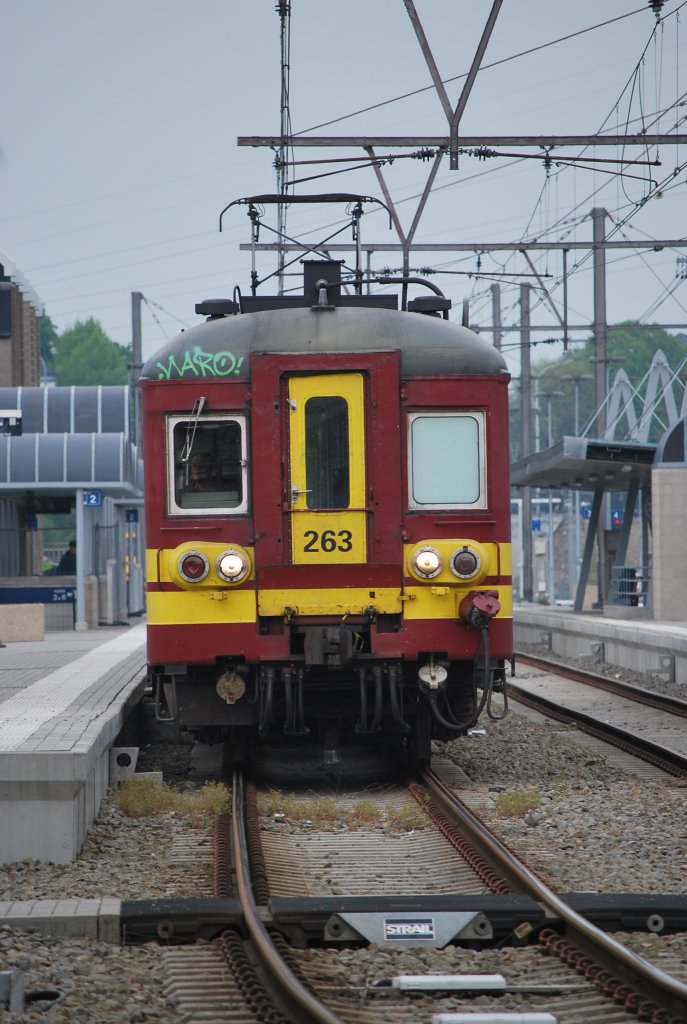 L-Zug nach Spa fhrt vom Bhf Welkenraedt ab. (9. Mai 2010)