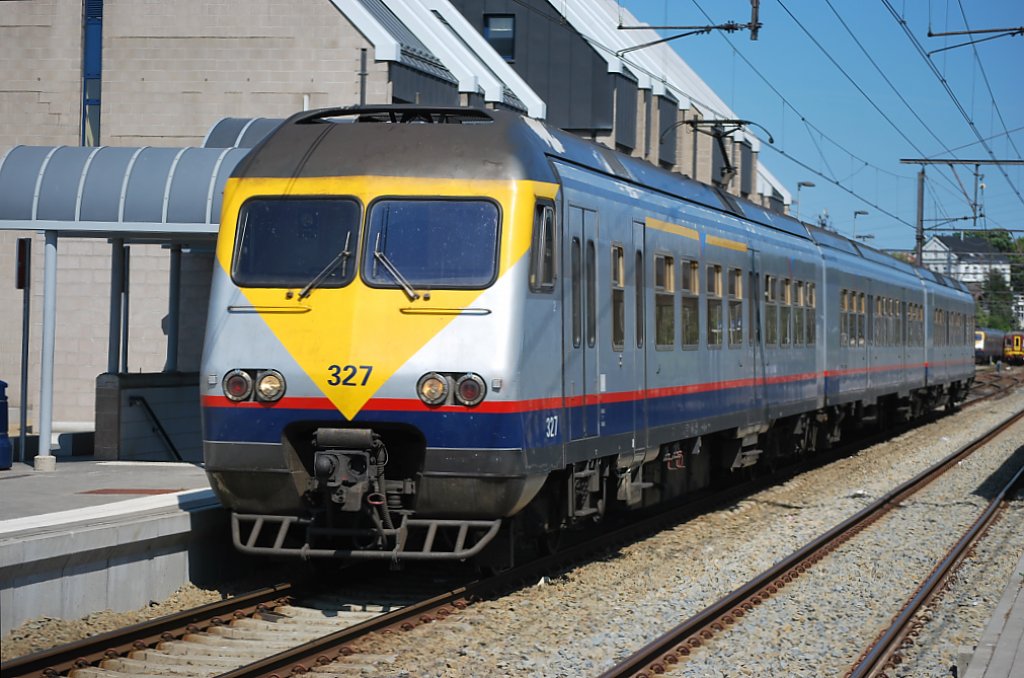 L-Zug nach Spa-G�ronst�re im Bhf Welkenraedt (Triebzug AM 80  break ) am 29. Mai 2011.