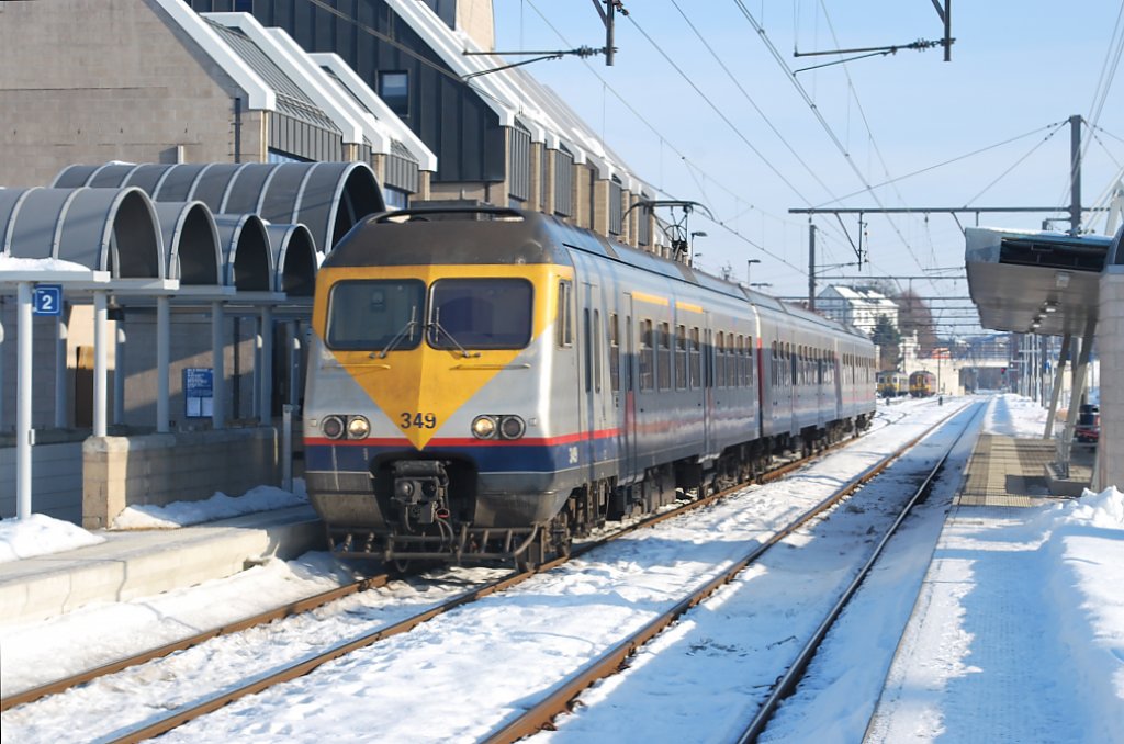 L-Zug nach Spa-Gronstre wartet auf Abfahrt im Bhf Welkenraedt. 5. Januar 2011.