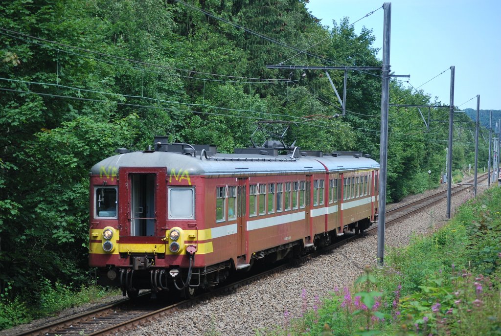 L-Zug nach Welkenraedt verlsst den Bahnhof Spa mit offener Tr. Juli 2012. AM 62 Nr. 163