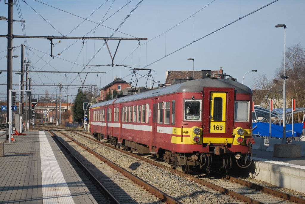 L-Zug Welkenraedt-Spa bei der Abfahrt am 22. Februar 2012. Die Tage der alten SNCB-Triebzge der Baureihe AM 62-63 sind gezhlt!
