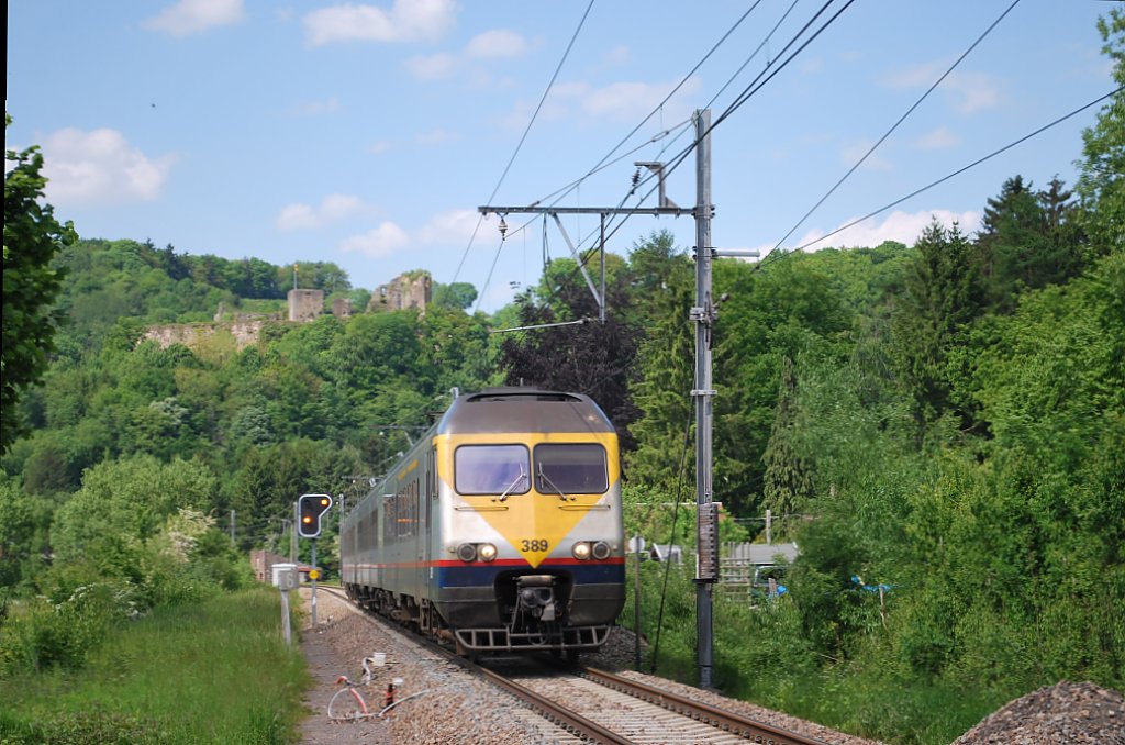 L-Zug Welkenraedt-Spa-Gronstre bei Spixhe, vor der Burg Franchimont (5. Juni 2013).