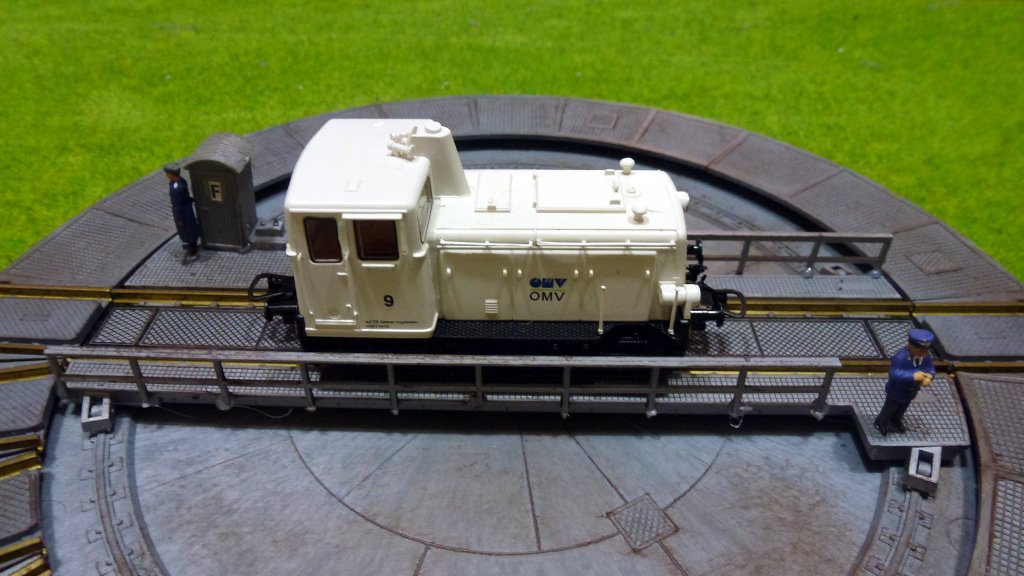 L132479 Rangier Diesellok Nr. 9 der OMV auf der Drehscheibe. Foto 02.08.13