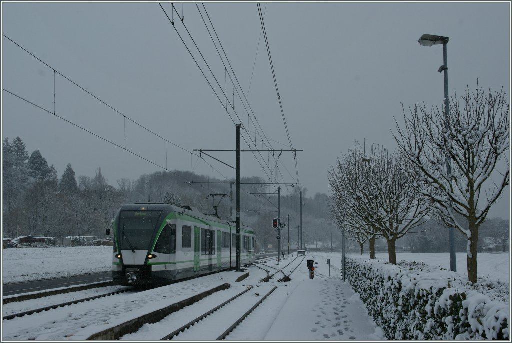  La ligne verte  (die Grüne Linie) einmal in Weiß: Ein LEB RBe 4/8 erreicht Jouxtens Mézery. 
31. Jan. 2012 
