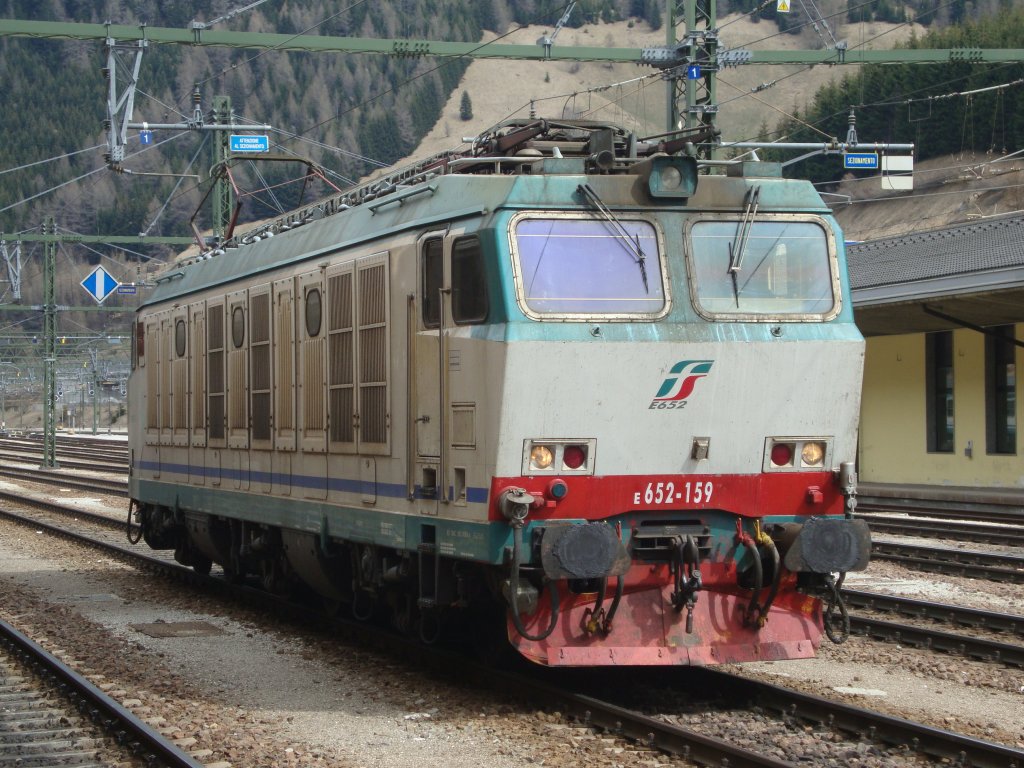  La Tigre , �bersetzt hei�t das Tiger. Genau so werden in italien diese Lok's genannt. der Grund war die fr�here Lackierung der Lokomotiven in italien. Dmals hatten die Lok der Reihe E652/E633 einen kleinen springenden Tiger auf der Seite abgebildet. Hier seht Ihr die E652-159 der Trenitalia Cargo kurz vor der abfahrt als Leerzug nach Bozen.