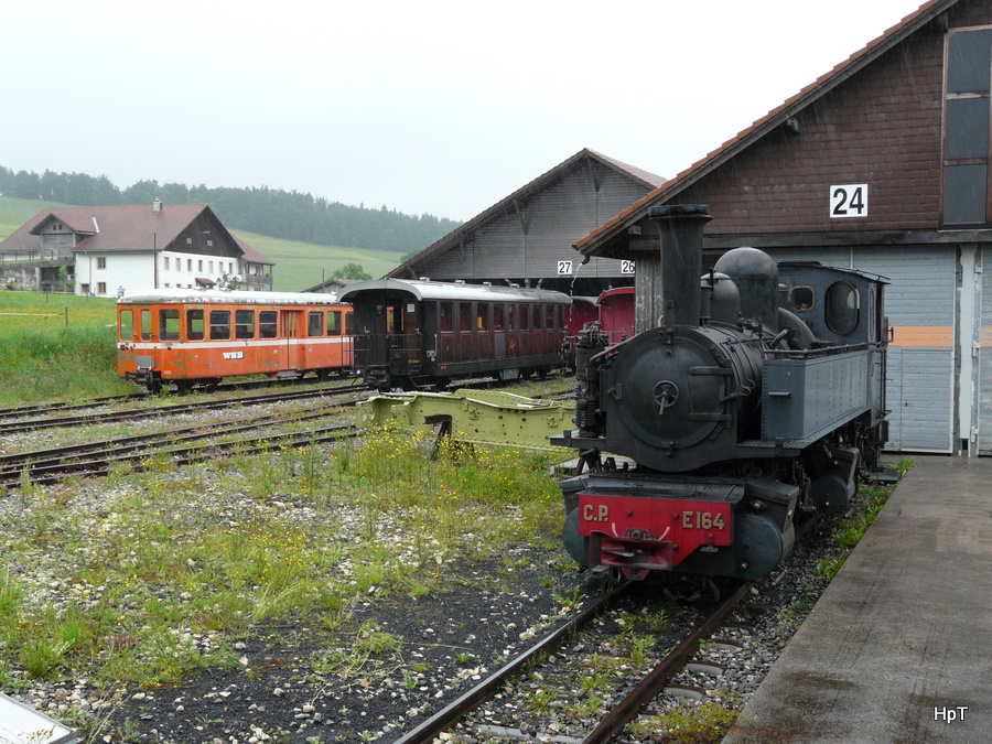 La Tration - Betriebsareal mit der Dampflok G 2x 2/2 E 164 und ex SZB Pendlerpintli Br 317 sowie der Personenwagen ex WSB B 38 am 19.06.2010 Tag der offen Tr in Pr Petitjean