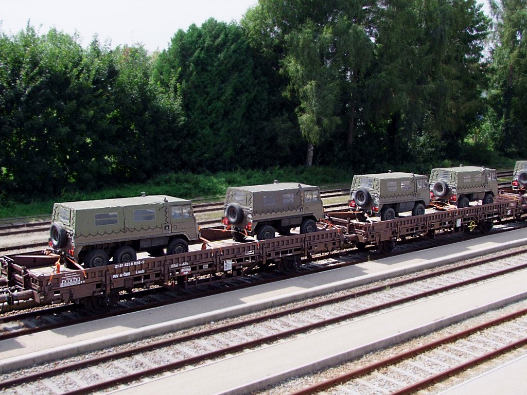 Laads_21814336026-9 mit Milit�rfahrzeugen beladen, kurz vor der Abfahrt am Bhf. Ried nach Allentsteig;100820