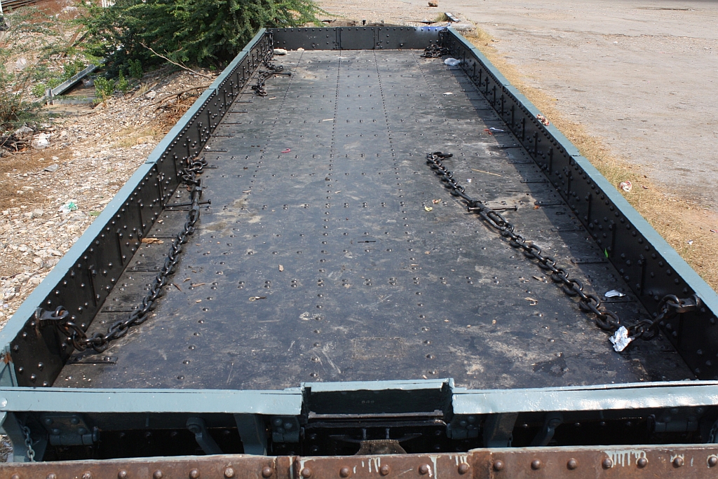 Ladefläche des frisch revidierten บ.ข.น.16 (บ.ข.น. =B.F.H./Bogie Heavy Flat Wagon, Fuji Car Mfg.Co.Ltd. - Osaka-Japan, Bauj. 1954) am 13.März 2012 im Bf. Lopburi.