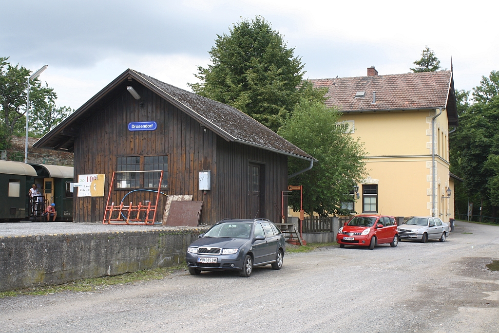 Laderampe, Gterschuppen und Aufnahmsgebude des Bf. Drossendorf am 13.Juli 2013.

