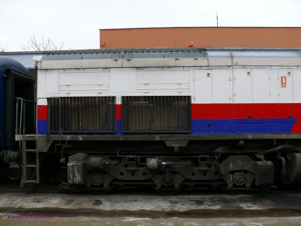 Lnge luft: Die 120 Tonnen der DE33040 sind auf 20,74 Meter Lnge verteilt. 
Da bleibt auch noch Platz fr ein bisschen Luft im Aufbau ber dem Drehgestell.
Von dieser typisch amerikanischen Konstruktion hat Tlomsas von 2003-2009 89 Stck in Lizenz von EMD gebaut.
15.04.09  Bandirma
