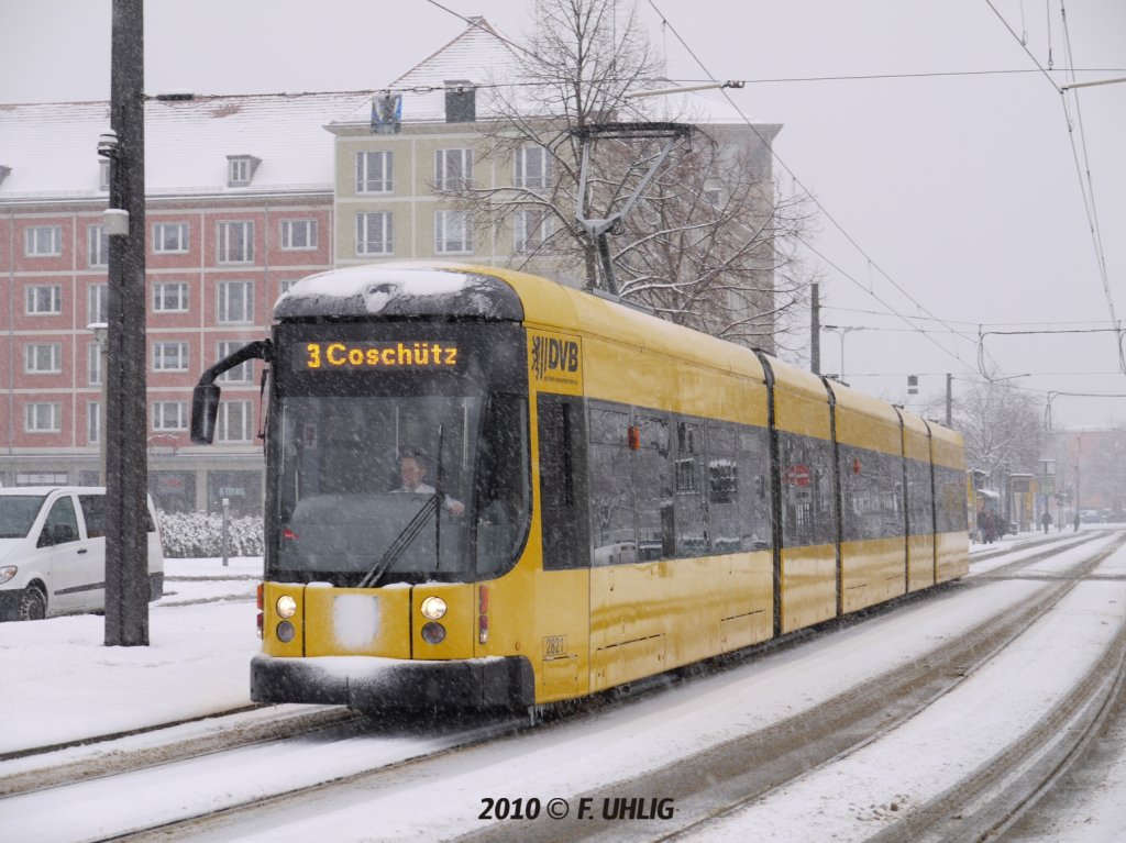 Lnge luft - Ein 45 Meter langer NGTD12DD auf Linie 3 hat die Hst. Pirnaischer Platz in Ri. Hauptbahnhof - Coschtz verlassen (02.01.2010). 