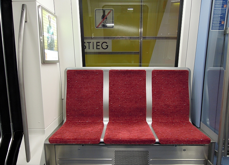 Lngs angeordnete Sitze in Hamburger U-Bahn-Waggons: das gab es schon mal, ist aber lange her. Der neue DT5 hat´s. Bahnhof Jungfernstieg, 28.1.2012