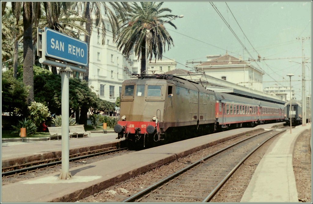 Lngst Vergangenheit: der Bahnhof von San Remo am Meer. Hier wartet nach der Kreuzung mit einem  Diretto  die 636 072 mit ihrem Eilzug nach Ventimiglia auf die Abfahrt. (Gescanntes Negativ)
Juni 1985