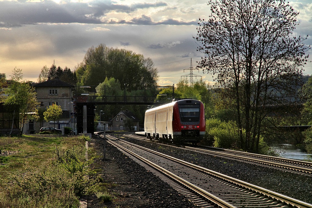 Lahntalbahn - 29.04.2012  --  Der tiefstehenden Abendsonne entgegen fahrend wird der Regionalexpress 612 620 gleich den Leuner Lahnbahnhof passieren. Die Aufnahme entstand beim Warten auf den Dampfsonderzug mit der 52 8134-0, der etwa 10 Minuten sp�ter bei leider wesentlich weniger spektakul�ren Lichtverh�ltnissen in entgegengesetzter Richtung vorbeigefahren kam, da sich die Sonne wieder einmal genau im unpassendsten Moment verstecken musste.  --  Weitere Fotos siehe auch auf http://www.schmalspuralbum.de/ und http://www.FGF-Fotoalbum.de/