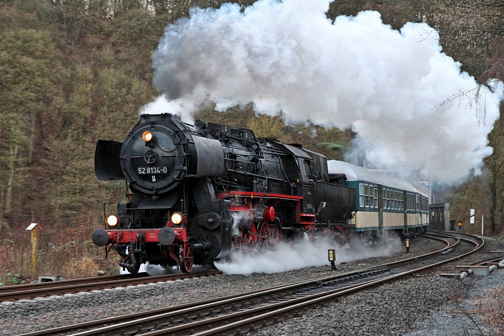 Lahntalbahn - Sonderfahrt Treysa-Limburg mit der Betzdorfer 52 8134 am 29.12.2012  --  Rauchkammer voraus auf der Rückfahrt durch Kerkerbach bei einsetzender Dämmerung  --  Weitere Fotos siehe auch auf http://www.schmalspuralbum.de/ und http://www.FGF-Fotoalbum.de/