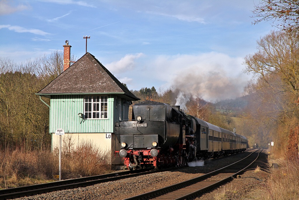 Lahntalbahn - Sonderfahrt Treysa-Limburg mit der Betzdorfer 52 8134 am 29.12.2012  --  Tender voraus am Stellwerk in Löhnberg  --  Weitere Fotos siehe auch auf http://www.schmalspuralbum.de/ und http://www.FGF-Fotoalbum.de/