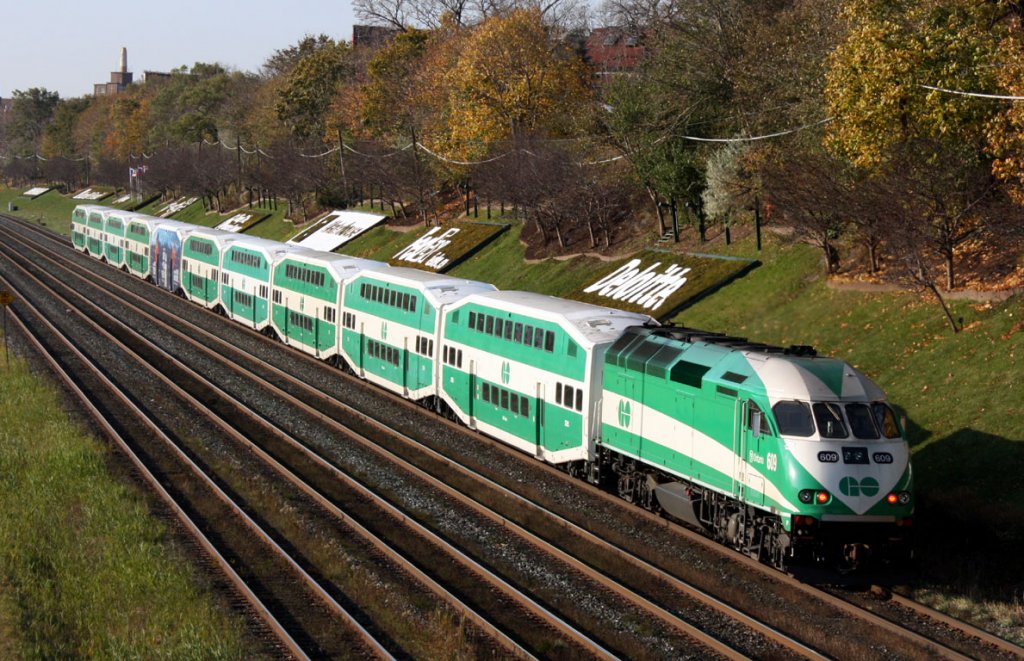 Lakeshore west GO Zug nach Aldershot auf der CN Oakville subdivision. 07.11.2009