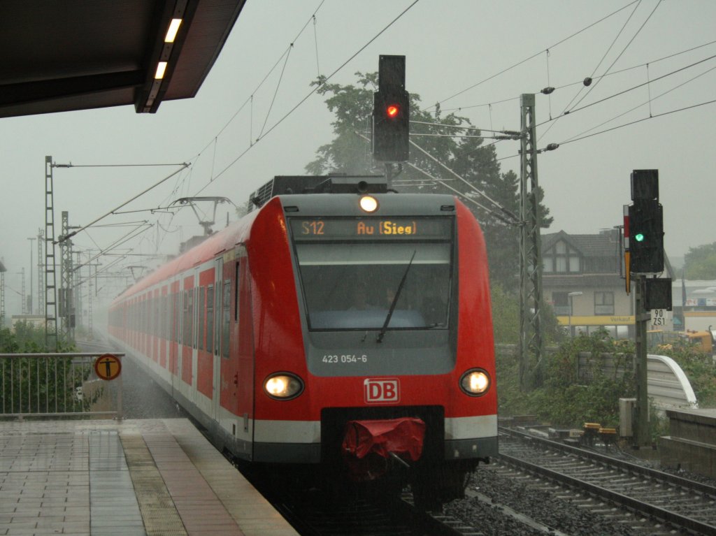 Land Unter! 423 054-6 und 423 090-6 sind bei starkem Platzregen als S12 von Dren nach Au (Sieg) unterwegs und erreichen dabei Siegburg/Bonn. 26.07.2010; Siegburg/Bonn