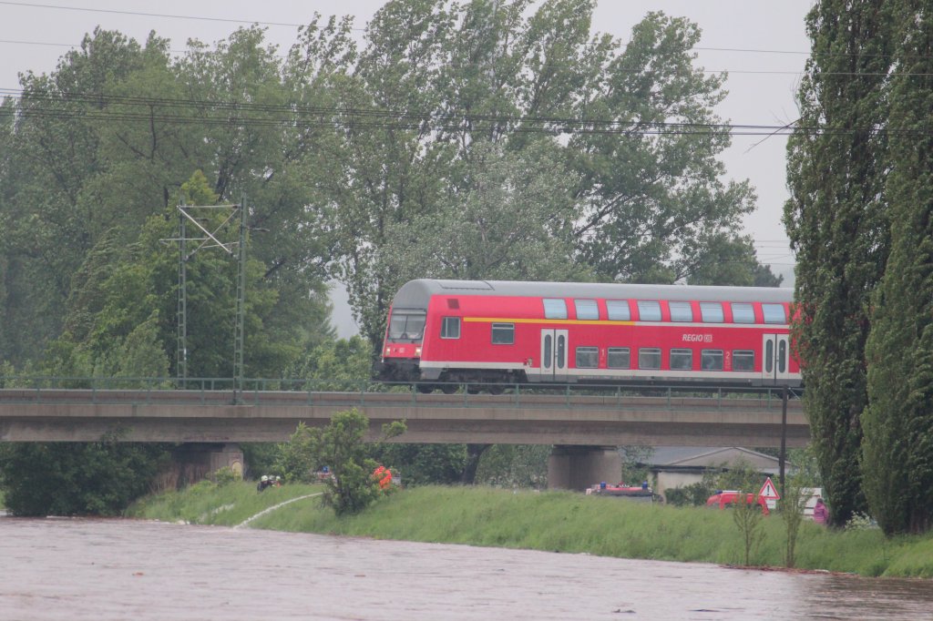 Land unter durch Starkregen in Sachsen, ber die fast volle Flutrinne der Zwickauer Mulde in Glauchau. Whrend die Feuerwehr in der Senke auf der Strae das Wasser abpumt fhrt die RB 26448 nach Neukieritzsch. 02.06.2013