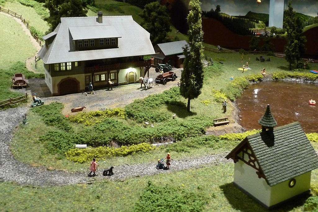 Landgut mit Kapelle auf der Schwarzwald-Modellbahn, 3.10.11