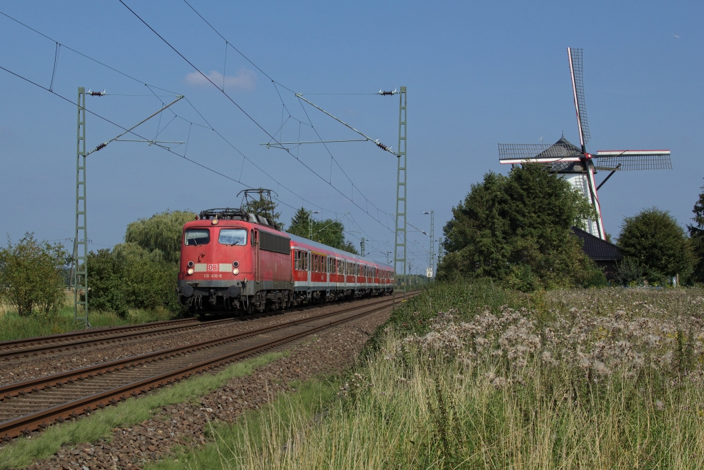 Lange fahren sie wohl nicht mehr, die Bgelfalten als RE 4-Verstrker. Am 1. Tag des Monats August waren die Mhlenflgel der Braunsmhle passend gedreht und ermglichten in Kaarst folgendes Bild
