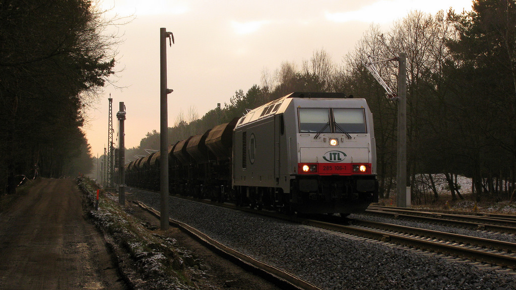 Lange gab es keine Bahnbilder mehr vom Streckenabschnitt Knigs Wusterhausen - Lbbenau hier. Doch 'alles neu macht der [Januar]' und so sind jetzt (28.01.) bereits beide Gleise im Bahnhof Bestensee verlegt. Hier zusehen ist gerade 285 106-1 nach einem langen Tag des Schotterns zwischen Bestensee und Gro Kris.