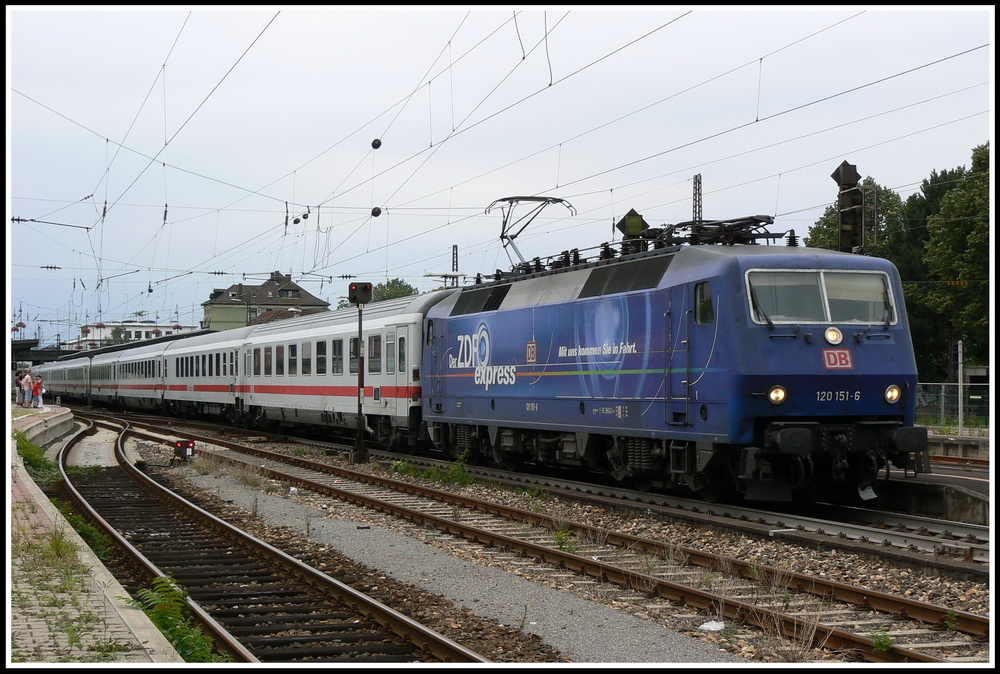Lange habe ich gewartet, bis sich die 120 151 mit einem IC in die Rhein-Neckar-Region verirrte. Am 21.7.2007 war es dann endlich soweit, als die Lok mit IC 2276 auf dem Weg von Karlsruhe nach Kassel war. Leider lud das trbe Wetter nicht zu Aufnahmen an der Strecke ein, weshalb ich mich am Bahnhof in Weinheim positionierte und 120 151 bei der Abfahrt fotografierte.