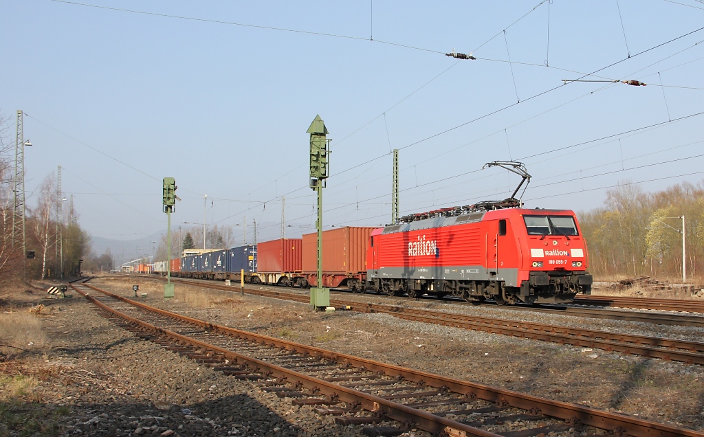 Lange keine DB-189er mehr auf der NSS gesehen. Am 22.03.2012 zog 189 055-7 einen Containerzug in Richtung Sden. Aufgenommen in Eschwege West.