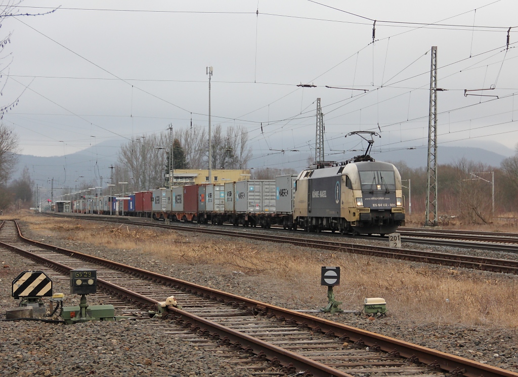 Lange nicht gesehen: 182 353-5 (ES 64 U2-035). Hier mit Containerzug in Fahrtrichtung Sden durch Eschwege West. Aufgenommen am 29.02.2012.