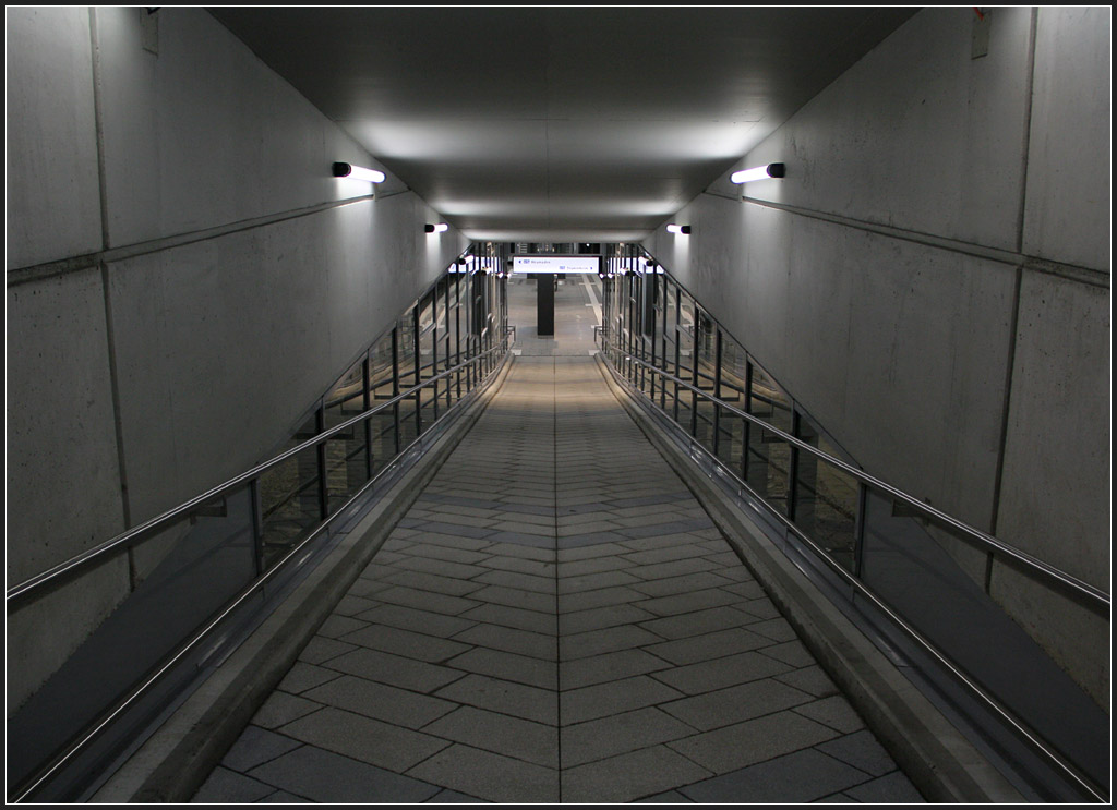 Lange Rampe - 

Der östliche Zugang zum U-Bahnhof  Kirchtalstraße  führt von der Straßenmitte als durchgehende Rampe hinunter zum Bahnsteig. Neue Tunnelstrecke der U15 ins Stuttgart-Zuffenhausen. 

10.11.2011 (M)