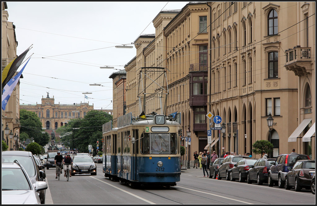 Lange typisch für München - 

Der Straßenbahn-Triebwagen vom Typ M. Hier in der Maximilianstraße. 

17.06.2012 (M)