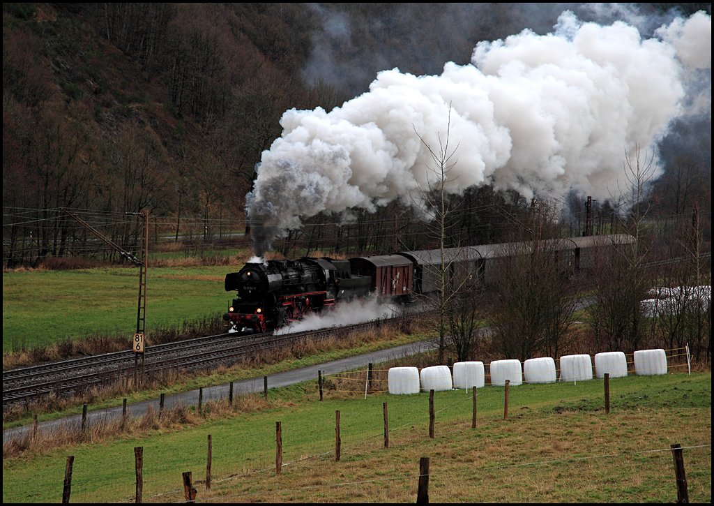Lange war ich nicht mehr in Benolpe und es hat sich nix verndert... 52 8075 beschleunigt ihren Nikolauszug in der Steigung bei Benolpe zurck nach Siegen. (06.12.2009)