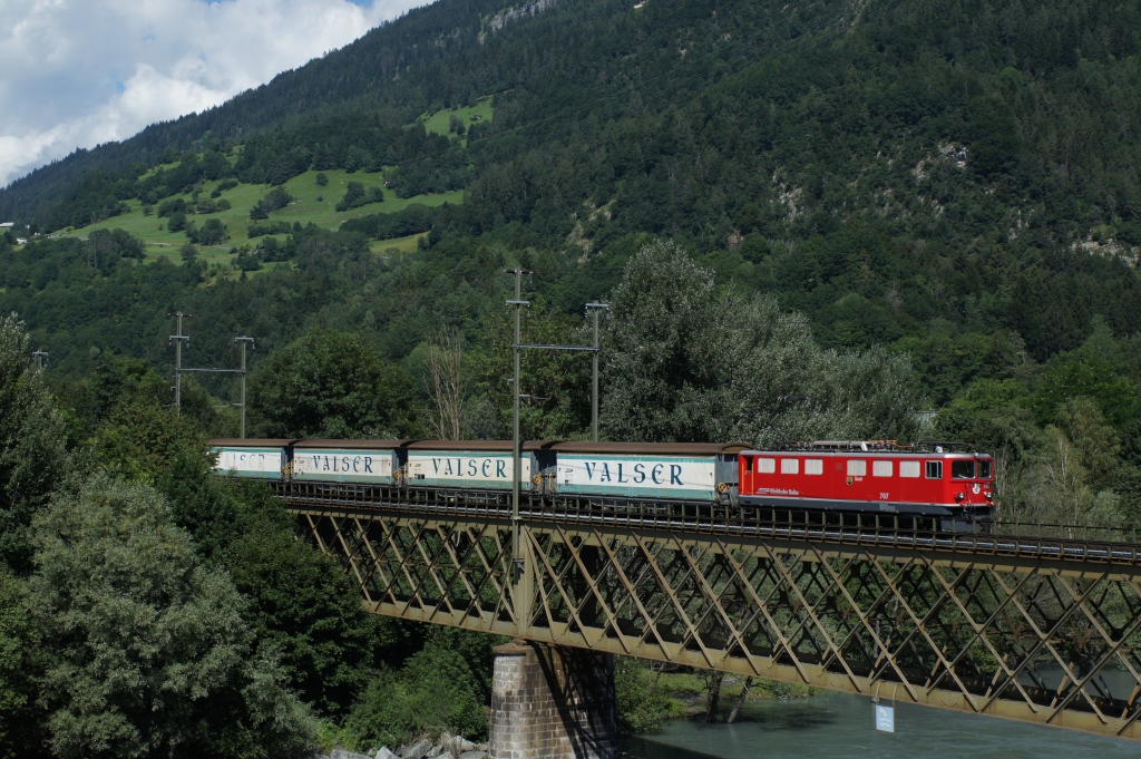 Lange war der Valserwaserzug eine Domne der Ge 4/4 I, nun wird der er von einer Ge 6/6 II gezogen. Auf dem Bild nhert sich die Ge 6/6 II 707 Reichenau-Tamins. (10.7.12)