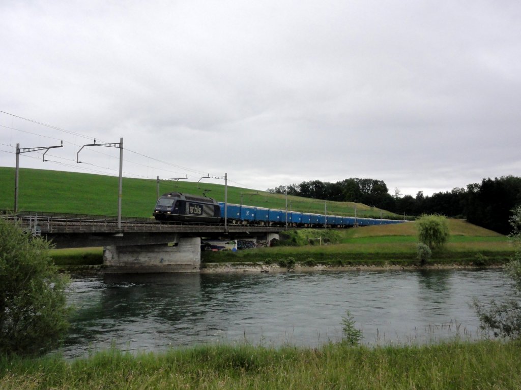 Lange wartete ich auf ein Bild mit nem Supersujet fr mein  Jubilum  : Infolge der Sperre des Simplontunnels gelang wiedermal eine Re 465 an die Gotthardroute. Die 465 007 kam mit der Schweizer Version der  blauen Wand  bei Oberrti durch am 11.06.2011. 