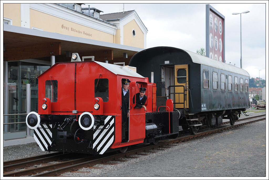 Lange Zeit schlummerte die von der GKB als DM 80.1 bezeichnete Kf am Graz Kflacherbahnhof vor sich hin. Sie wurde 1938 von der Berliner Maschinenbau AG gebaut und kam im Juni 1968 zur GKB wo sie bis 1997 ununterbrochen im Einsatz war. 2010 konnte sie von den Steirischen Eisenbahnfreunden kuflich erworben werden und in den letzten Monaten von einigen Mitgliedern der Steirischen Eisenbahnfreunden in Zusammenarbeit mit der Werksttte der GKB wieder aufgearbeitet werden. Am 11.6.2012 absolvierte sie ihre erste Fahrt nach ihrer Aufarbeitung von Graz nach Lieboch, wo sie im kleinen Rahmen vom Leiter der GKB Werksttte an den Obmann der Steirischen Eisenbahnfreunde offiziell bergeben wurde.  In Zukunft im TEML in Lieboch hinterstellt, kann sie nun fr allfllige Verschubarbeiten im TEML herangezogen. Herbert und Karl-Heinz hatten die ehrenvolle Aufgabe, das alte Schmuckstck als LPz 8499 von Graz nach Lieboch zu berstellen. Die Aufnahme zeigt den Zug abfahrbereit am Graz Kflacherbahnhof am 11.6.2012.
